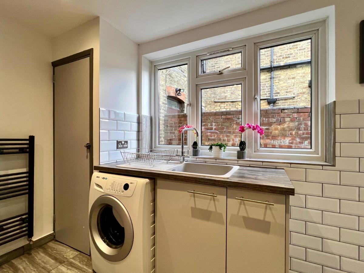 Clarence House 3 Bedrooms 8min To Station E17 North East Hébergement de vacances Londres